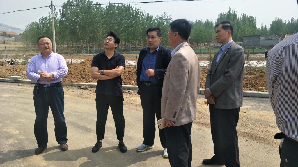 赵圣友同志现场询问企业建设进展情况
