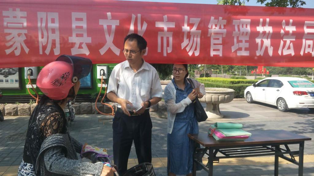 工作人员耐心向群众解答咨询问题