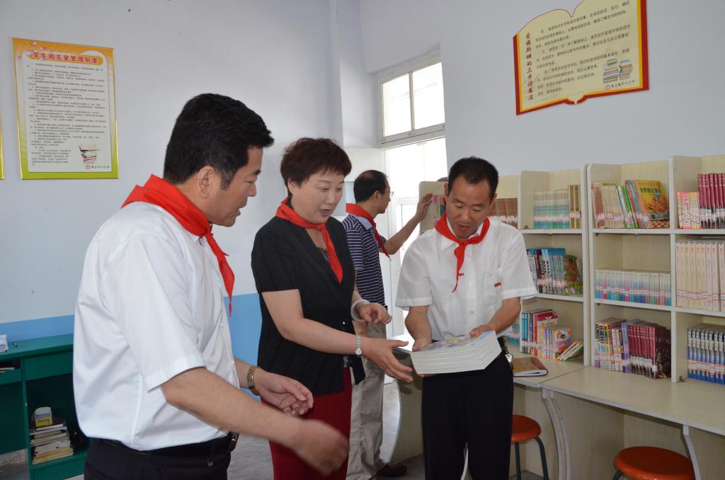 县法院向中小学捐赠绿色图书