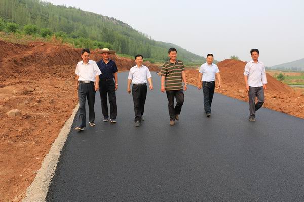 走在完成路面施工的道路上